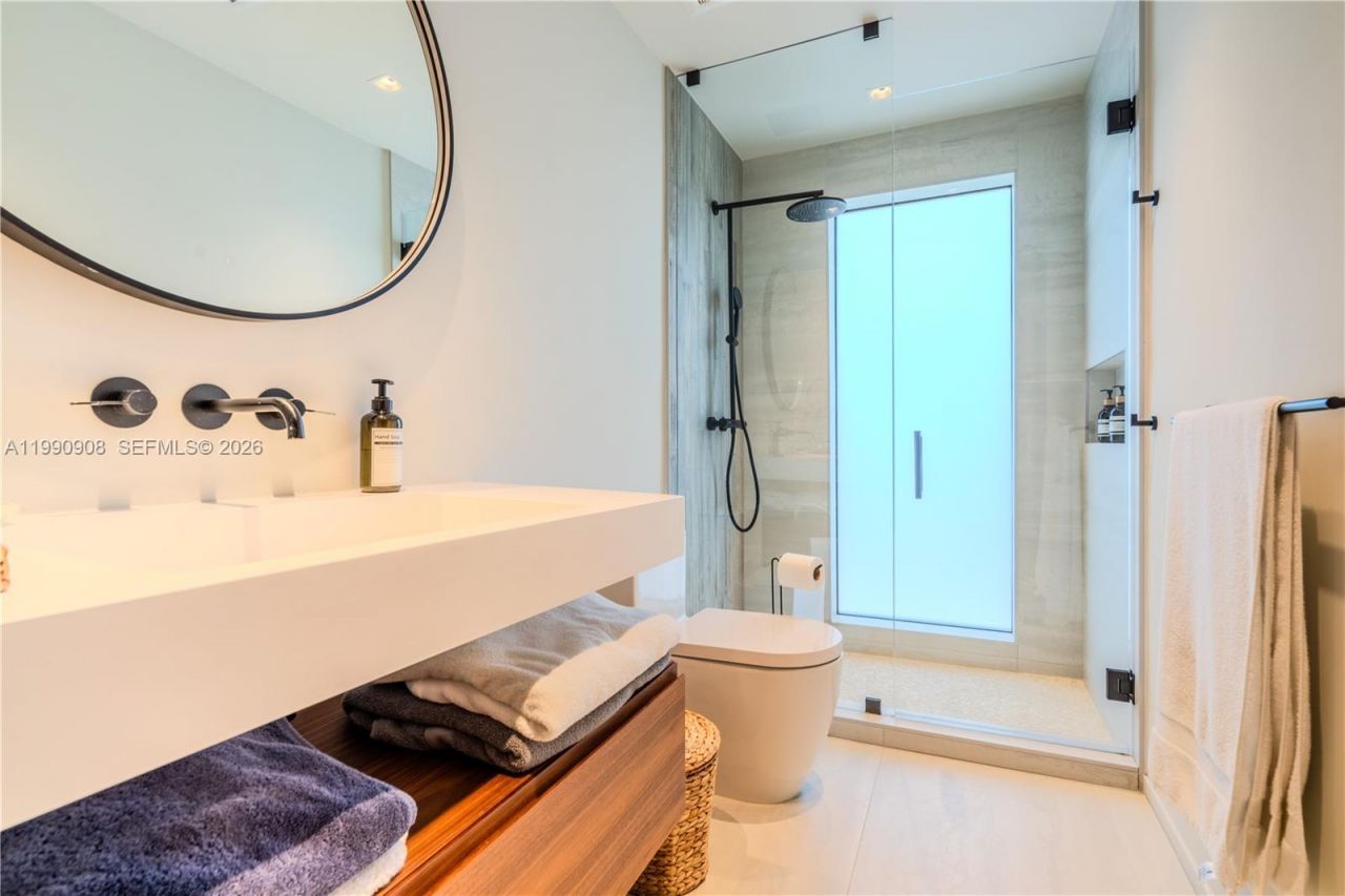 11450 N Bayshore Dr , North Miami, FL 33181 Photo