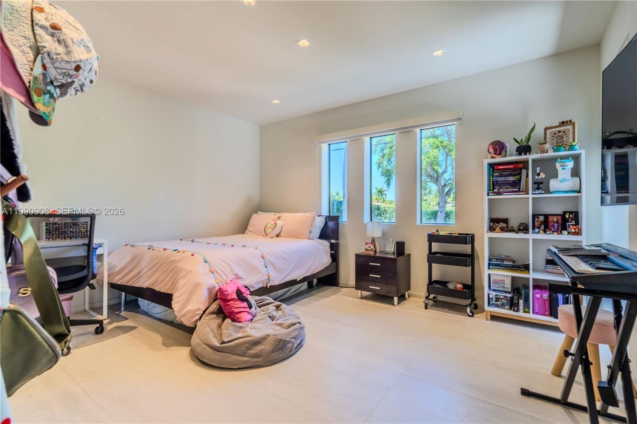 11450 N Bayshore Dr , North Miami, FL 33181 Photo