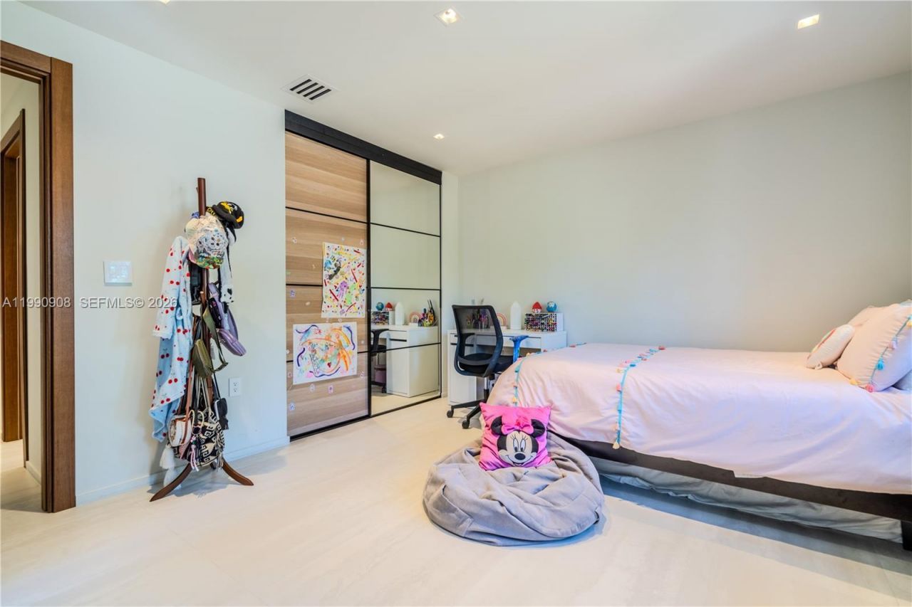 11450 N Bayshore Dr , North Miami, FL 33181 Photo