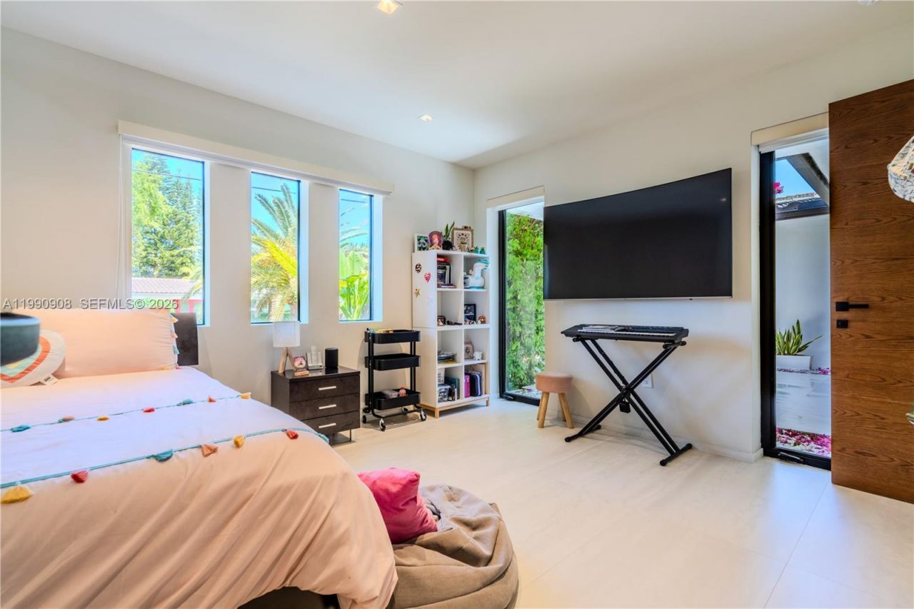 11450 N Bayshore Dr , North Miami, FL 33181 Photo