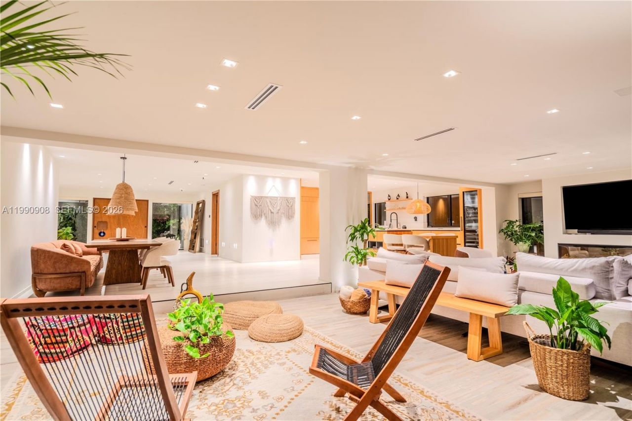 11450 N Bayshore Dr , North Miami, FL 33181 Photo