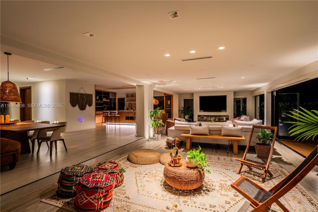 11450 N Bayshore Dr , North Miami, FL 33181 Photo