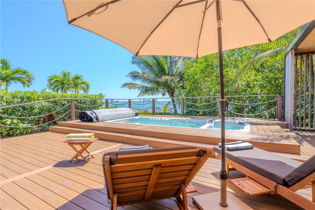 11450 N Bayshore Dr , North Miami, FL 33181 Photo