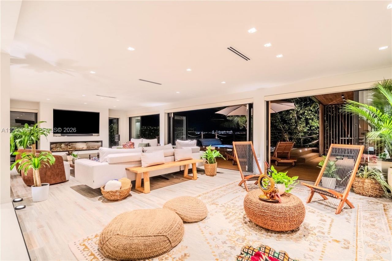 11450 N Bayshore Dr , North Miami, FL 33181 Photo