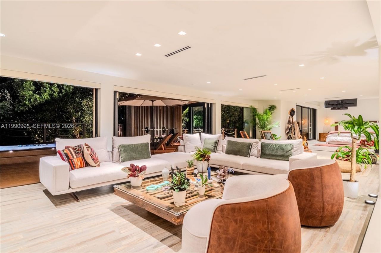 11450 N Bayshore Dr , North Miami, FL 33181 Photo