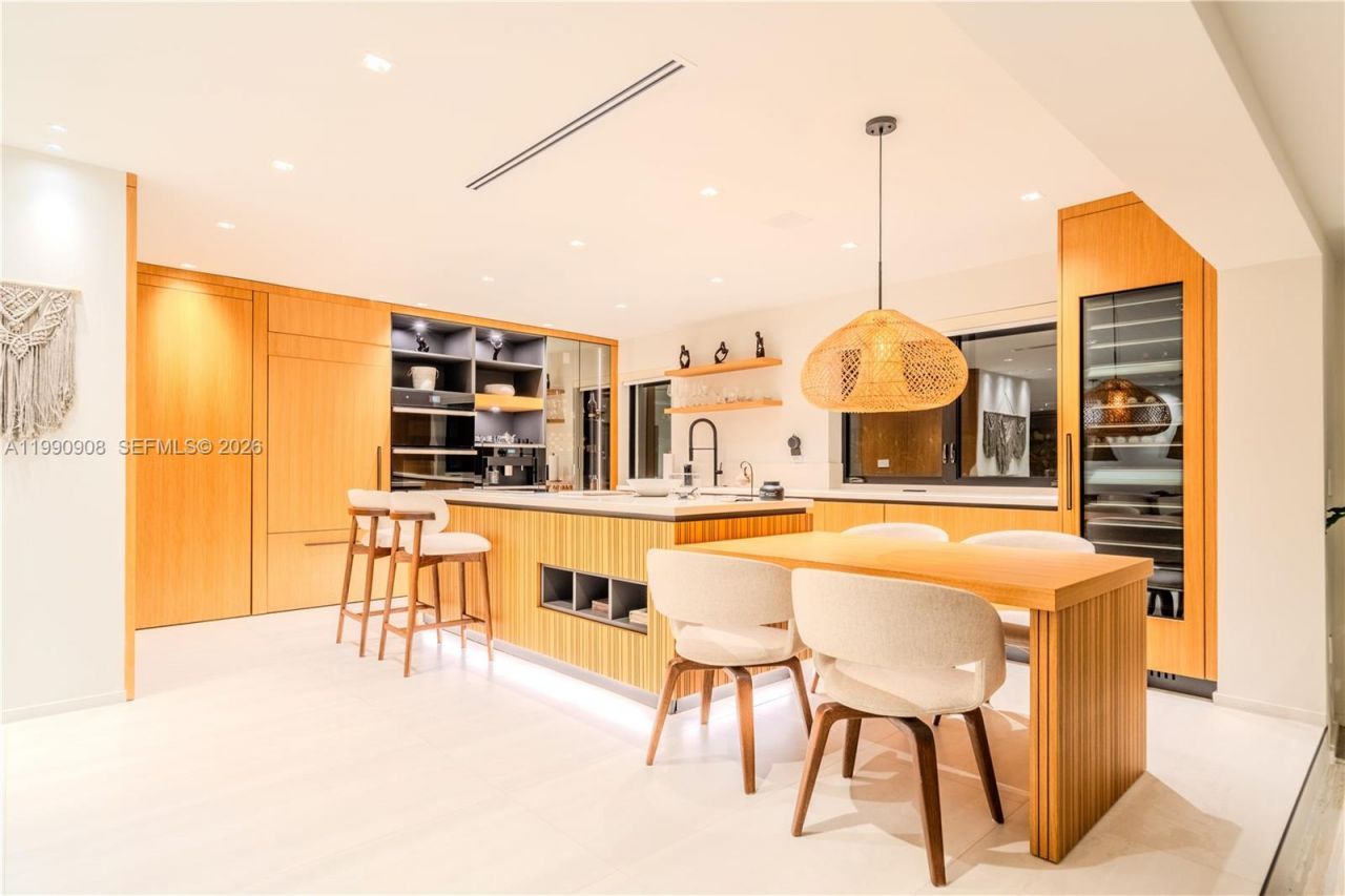 11450 N Bayshore Dr , North Miami, FL 33181 Photo