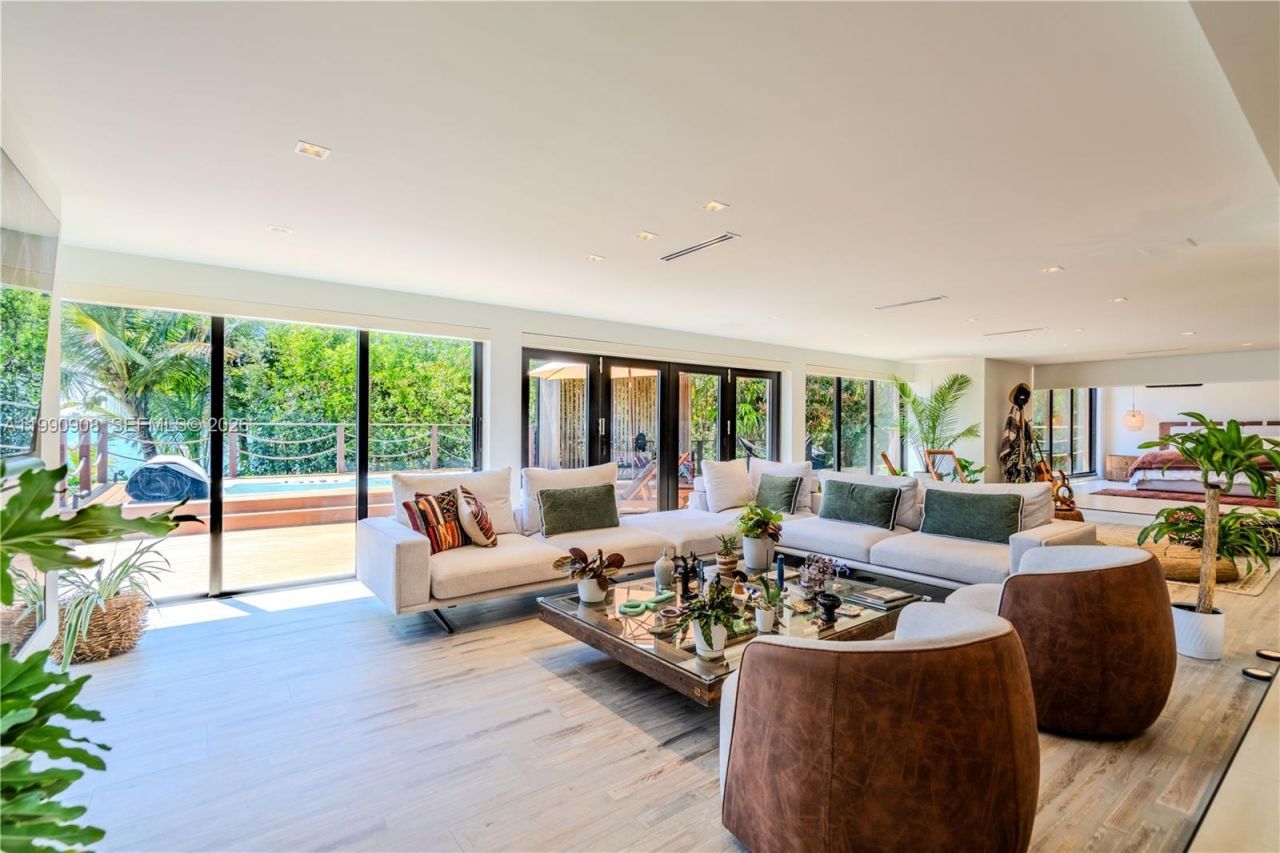 11450 N Bayshore Dr , North Miami, FL 33181 Photo