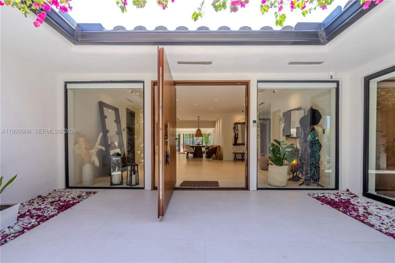 11450 N Bayshore Dr , North Miami, FL 33181 Photo