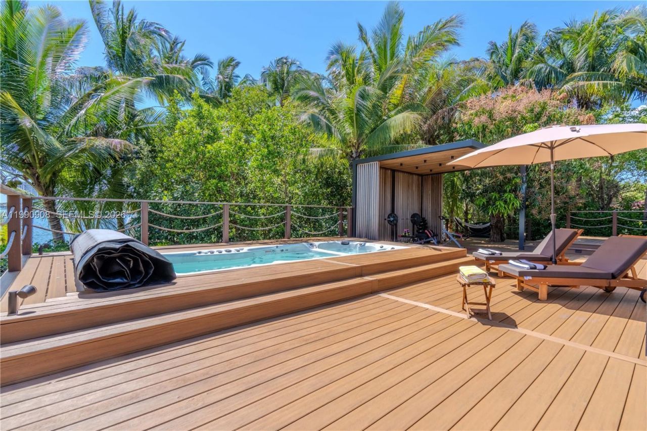 11450 N Bayshore Dr , North Miami, FL 33181 Photo