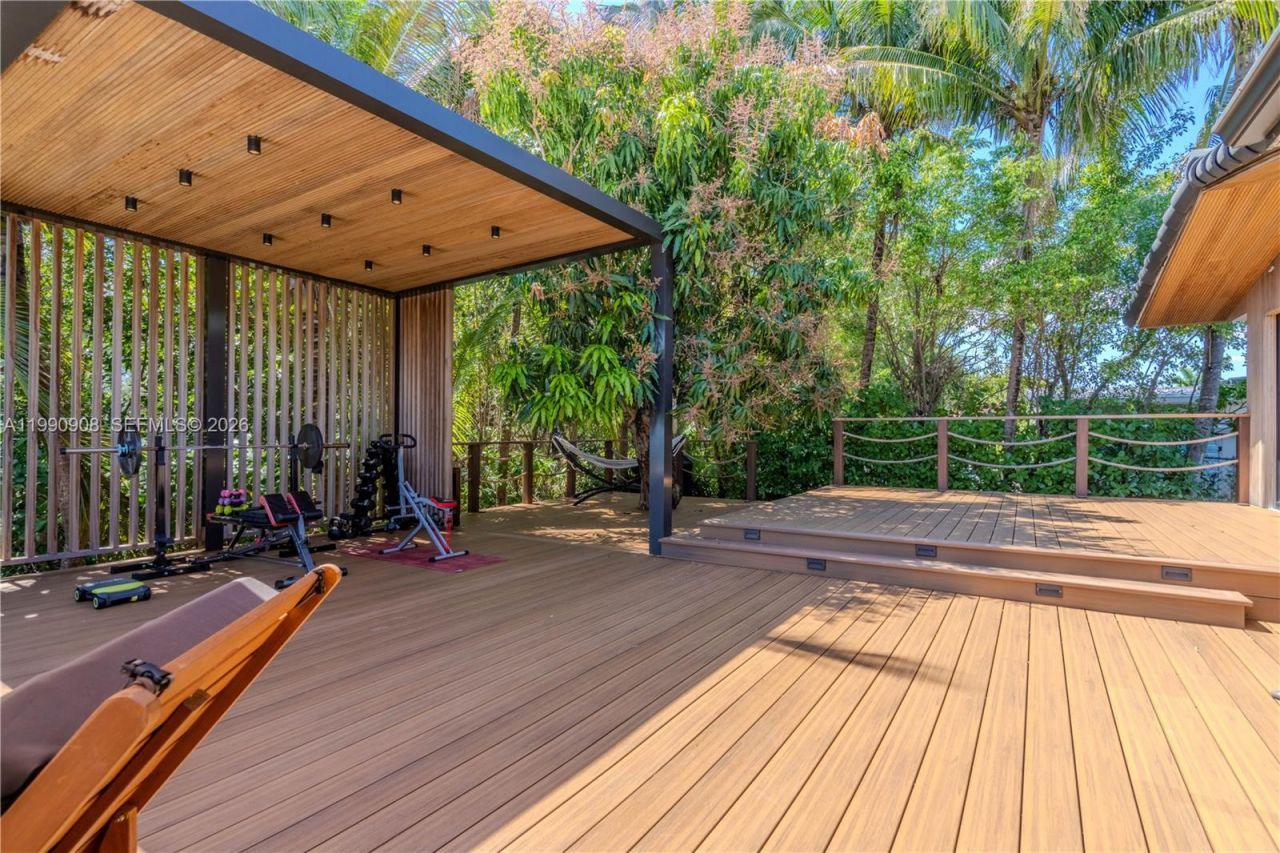 11450 N Bayshore Dr , North Miami, FL 33181 Photo