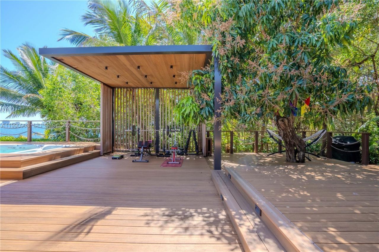 11450 N Bayshore Dr , North Miami, FL 33181 Photo