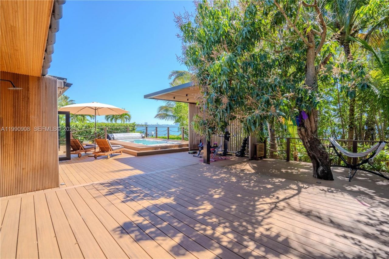 11450 N Bayshore Dr , North Miami, FL 33181 Photo