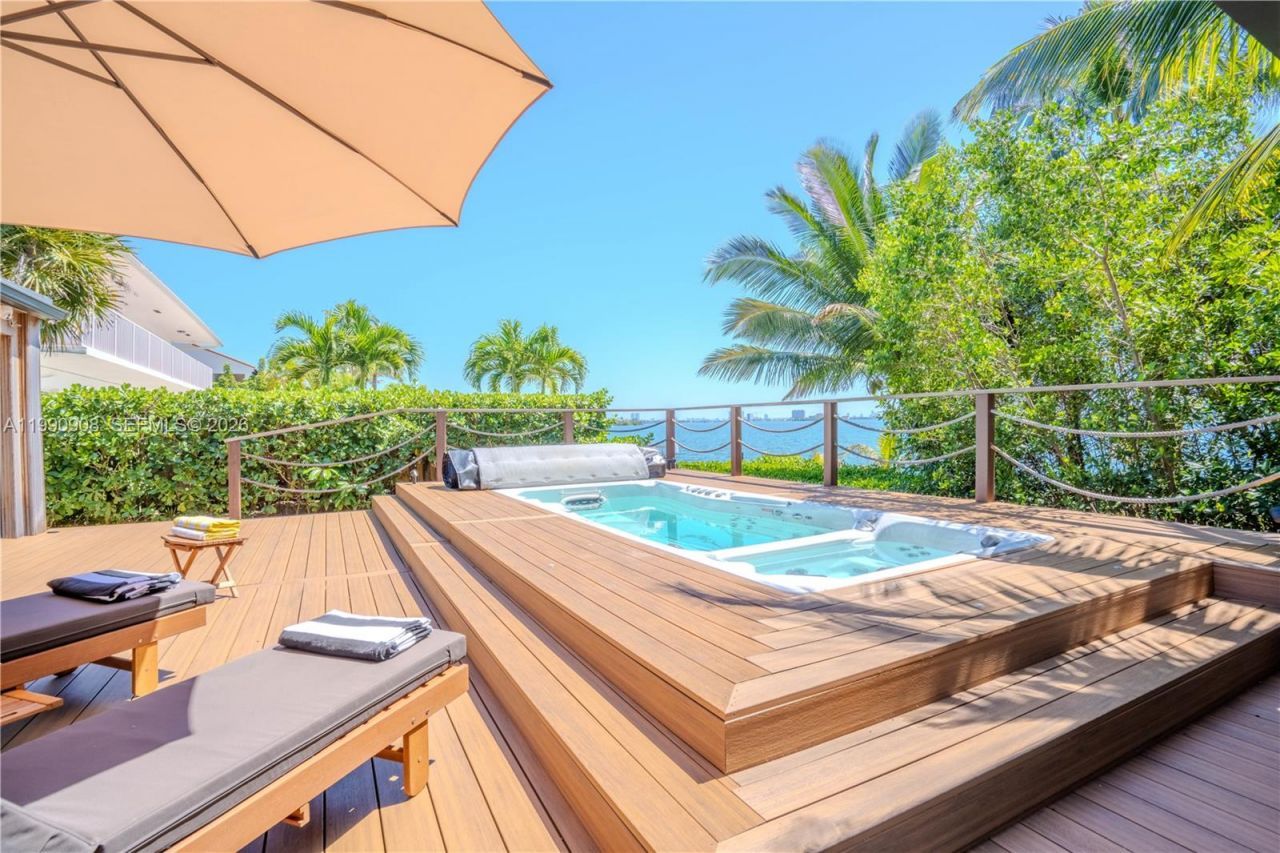 11450 N Bayshore Dr , North Miami, FL 33181 Photo