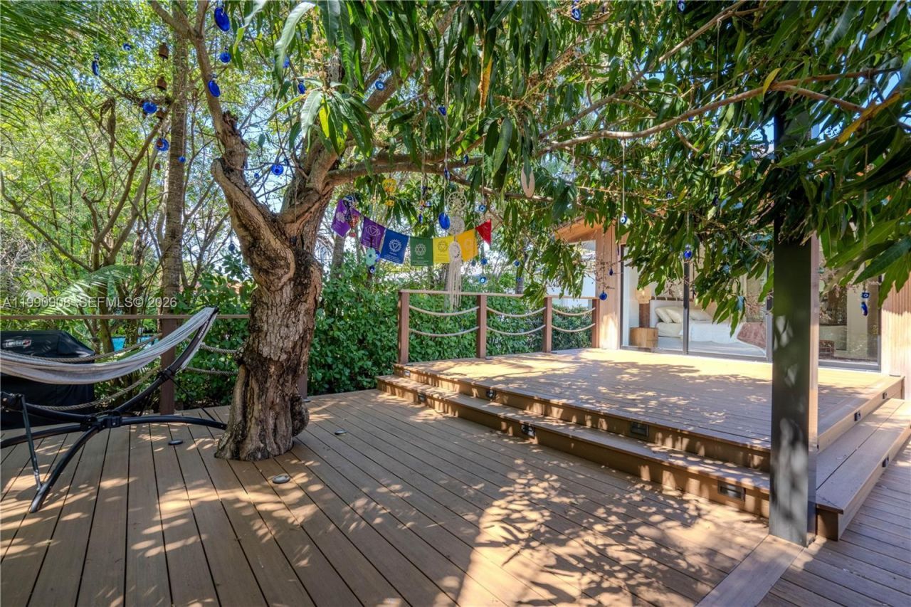 11450 N Bayshore Dr , North Miami, FL 33181 Photo