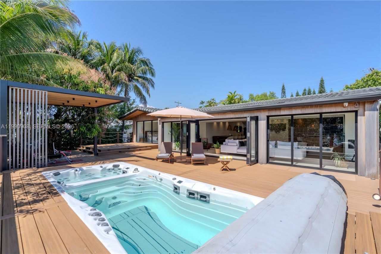 11450 N Bayshore Dr , North Miami, FL 33181 Photo