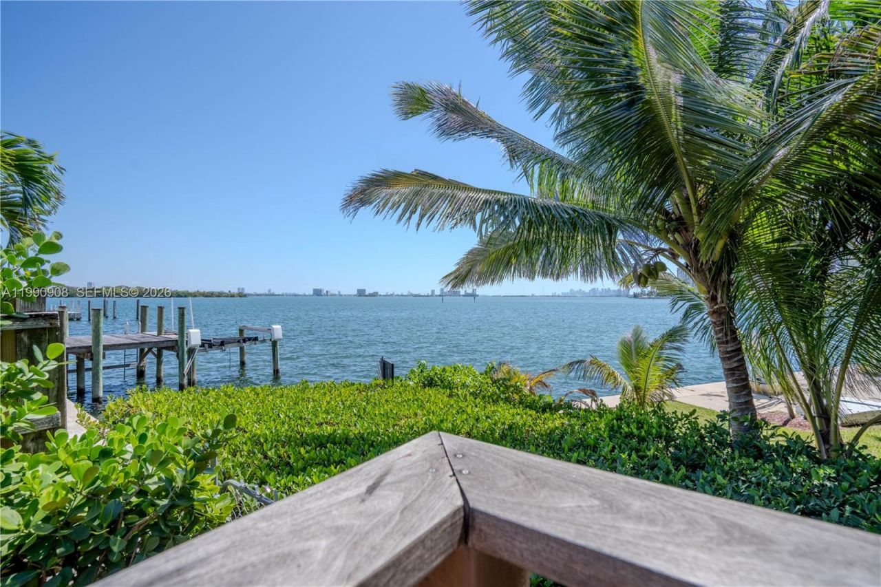 11450 N Bayshore Dr , North Miami, FL 33181 Photo