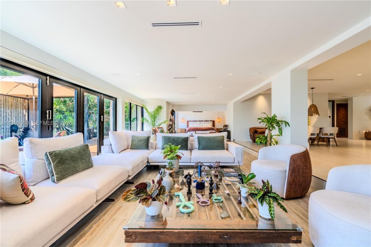 11450 N Bayshore Dr , North Miami, FL 33181 Photo