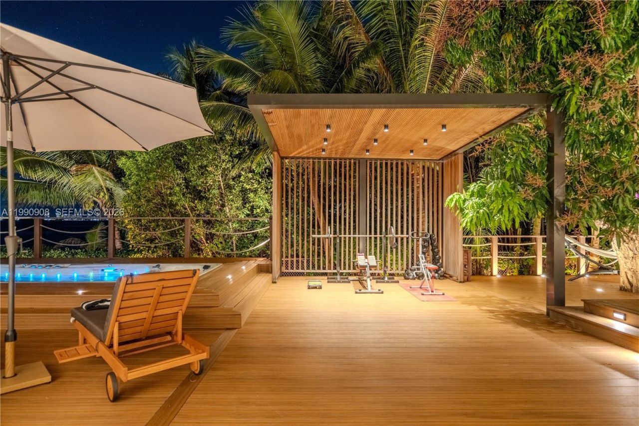 11450 N Bayshore Dr , North Miami, FL 33181 Photo