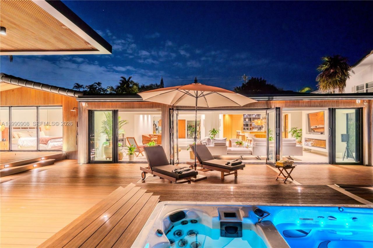 11450 N Bayshore Dr , North Miami, FL 33181 Photo