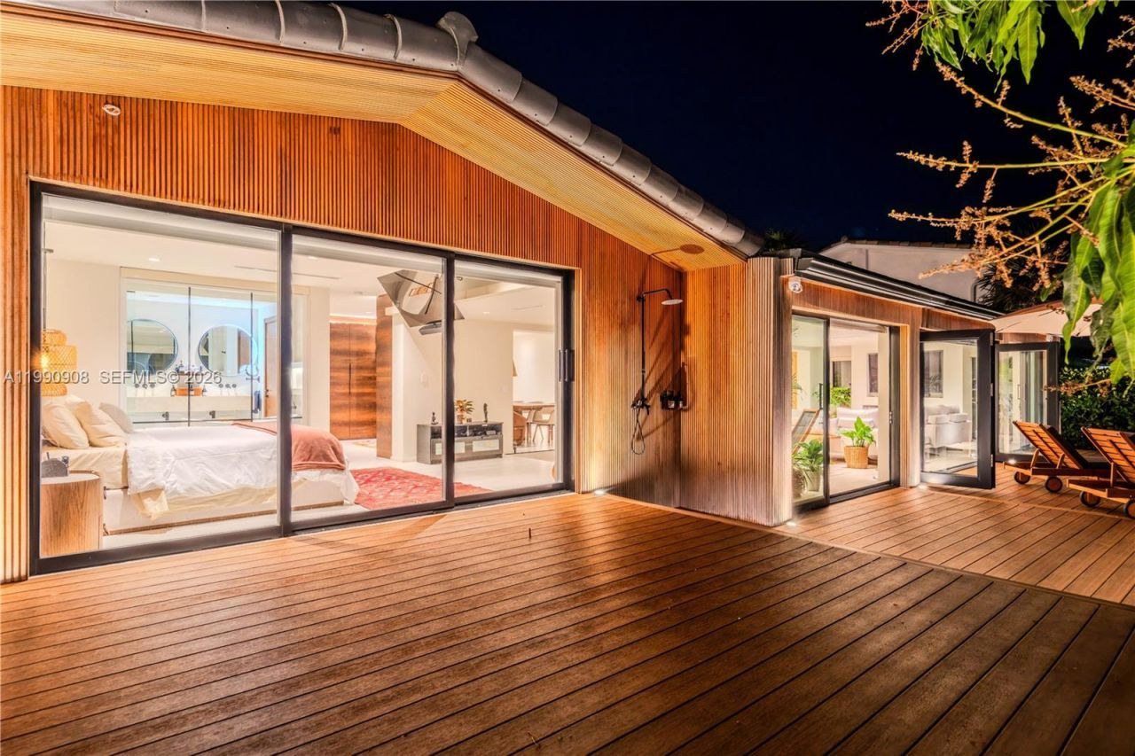 11450 N Bayshore Dr , North Miami, FL 33181 Photo