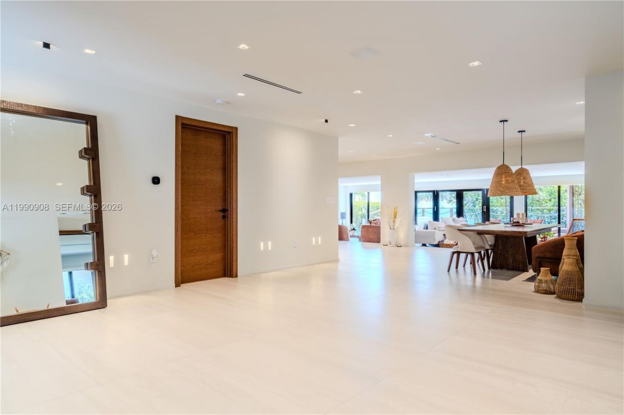 11450 N Bayshore Dr , North Miami, FL 33181 Photo