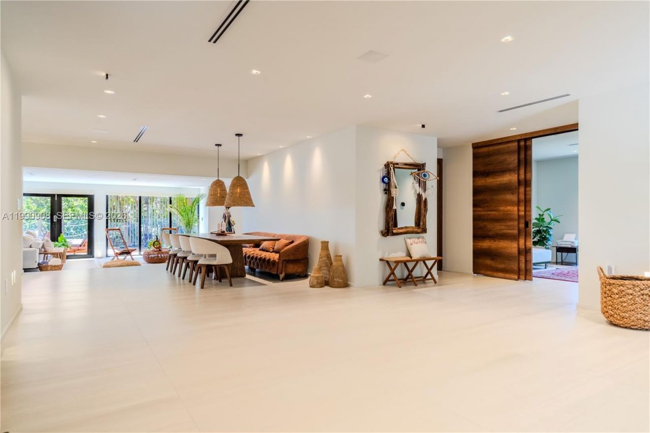 11450 N Bayshore Dr , North Miami, FL 33181 Photo