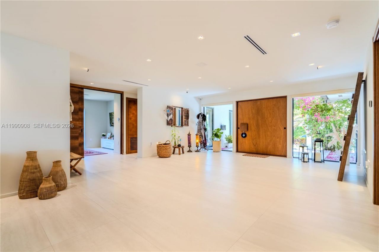 11450 N Bayshore Dr , North Miami, FL 33181 Photo