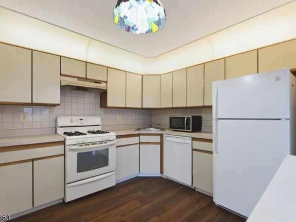 48 Taylor Dr, Franklin, NJ 08823