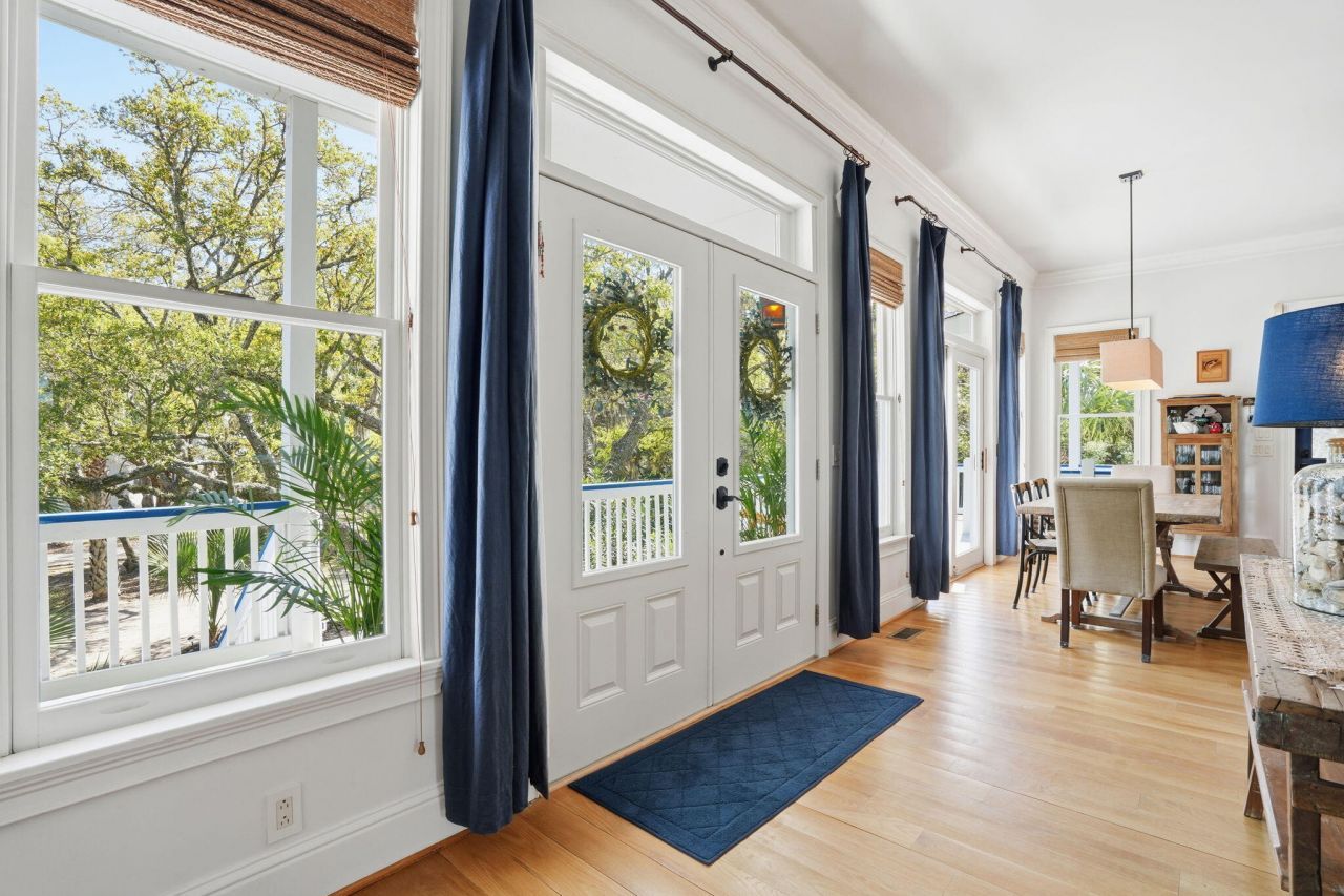 831 Hammocks Way Photo 5