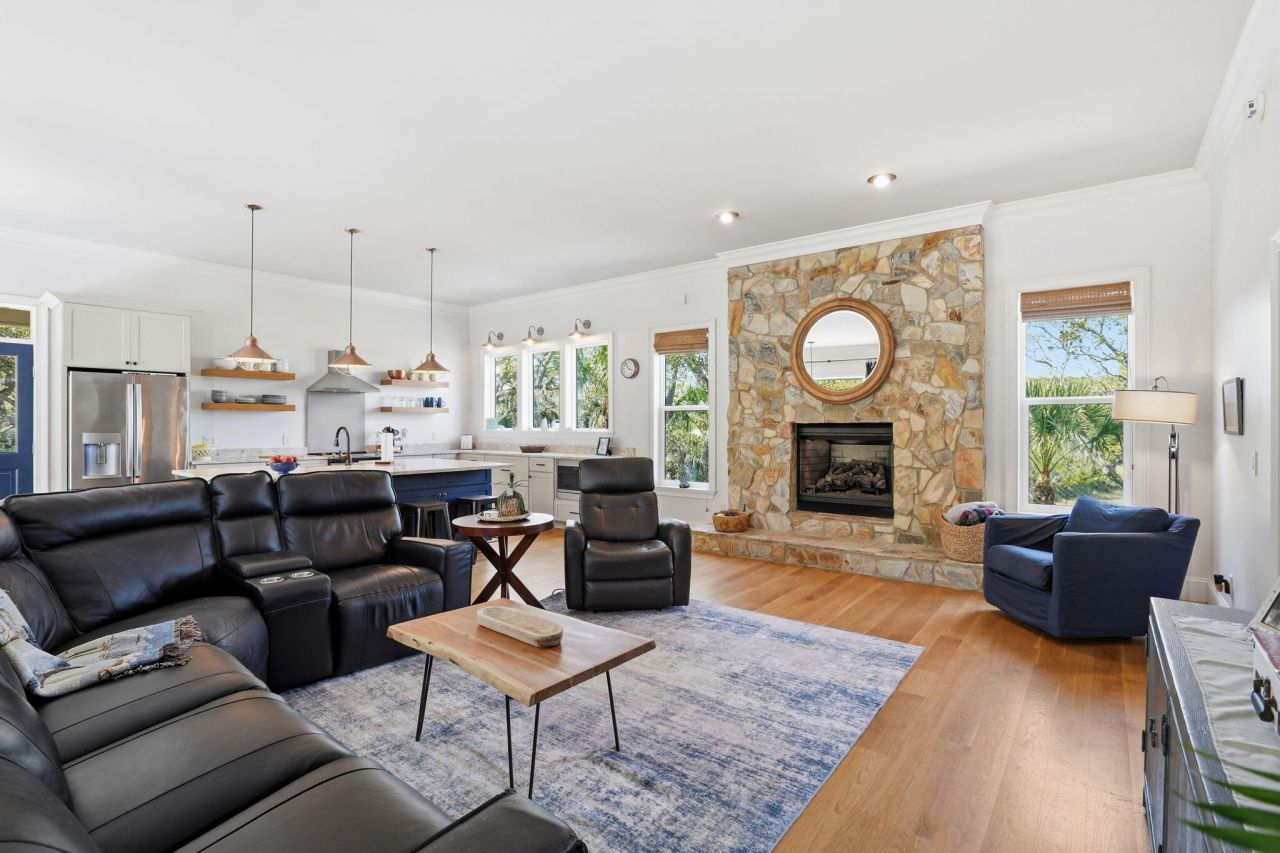 831 Hammocks Way Photo 8