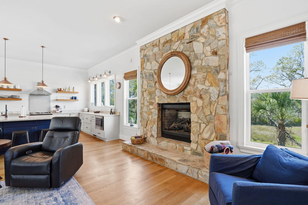 831 Hammocks Way Photo 9