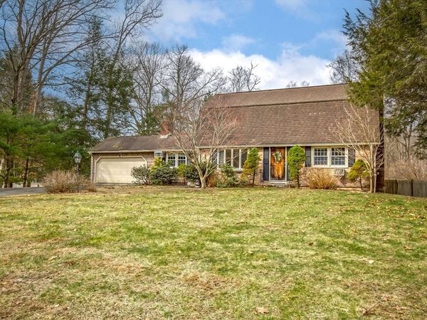 4 Raymond Dr, Wilbraham, MA 01095