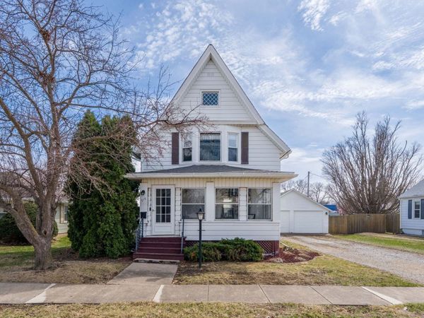 715 5th Street , Dewitt, IA 52742