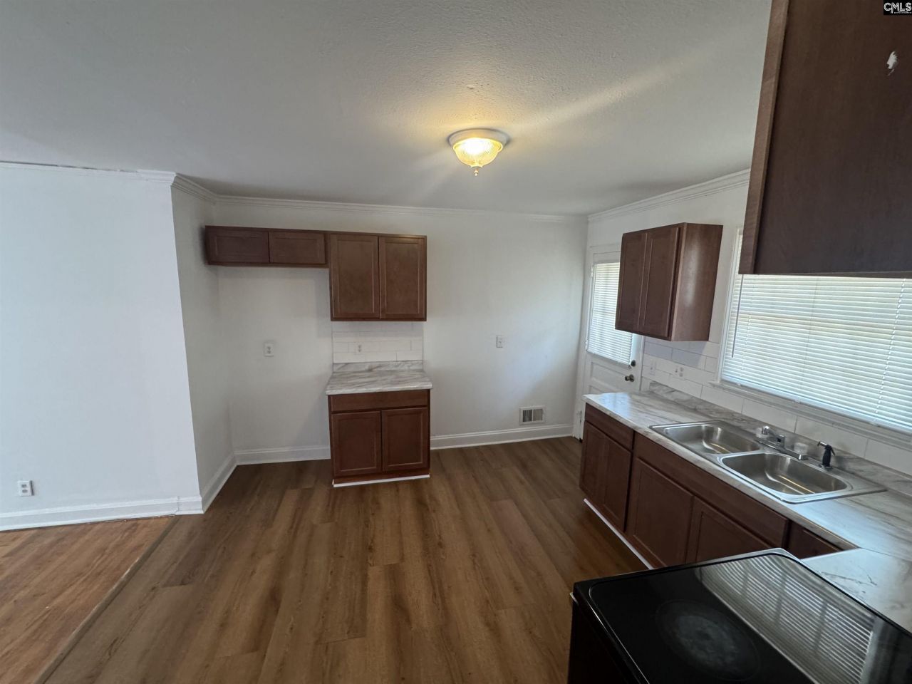 1657 Omarest Drive  Photo 5