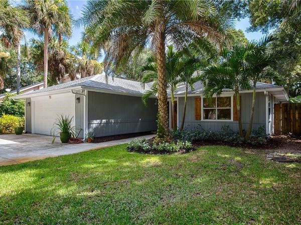 711 Royal Palm Place, Vero Beach, FL 32960