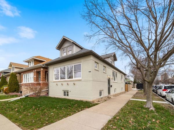 5700 W Melrose Street, Chicago, IL 60634