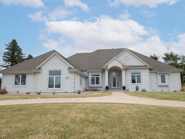 W226N3551 Wethersfield Rd, Pewaukee, WI 53072