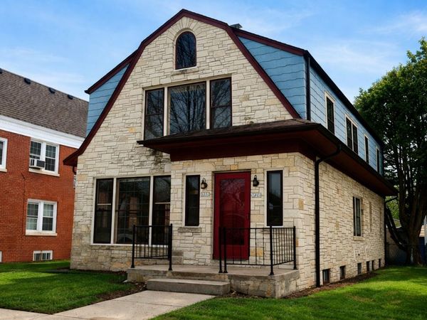 1213 E Kensington Blvd, Unit 1215, Shorewood, WI 53211