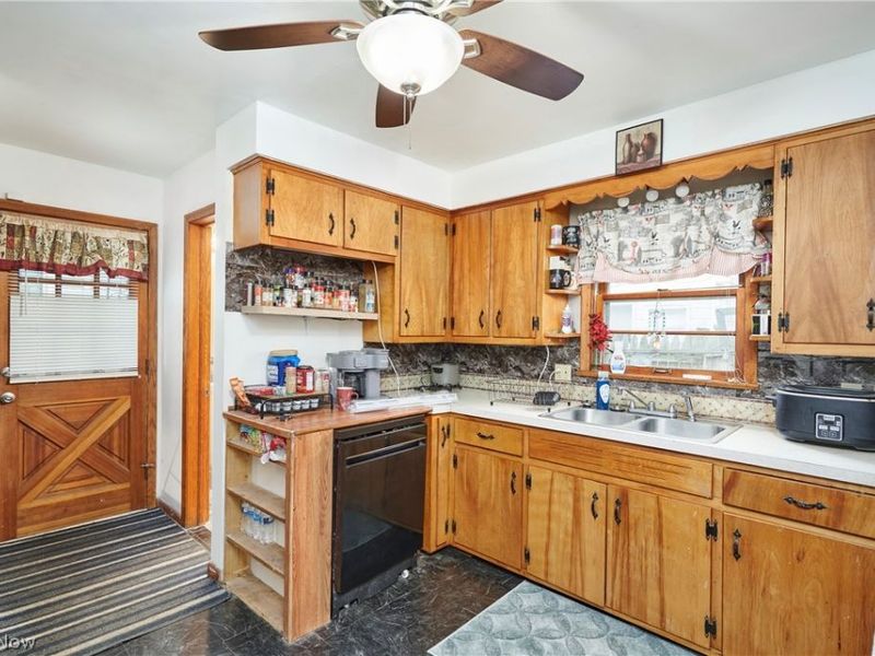 341 Lookout Avenue, Akron, OH 44310 Photo 2