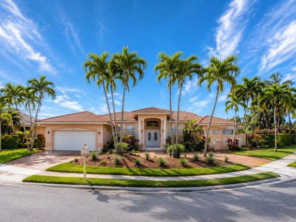 392 Coconut Cir, Weston, FL 33326