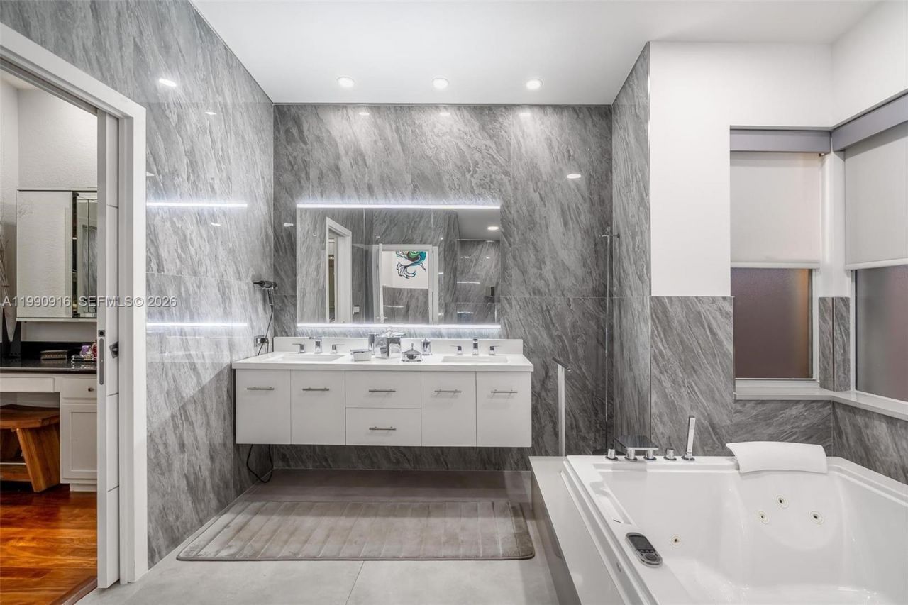 392 Coconut Cir , Weston, FL 33326 Photo