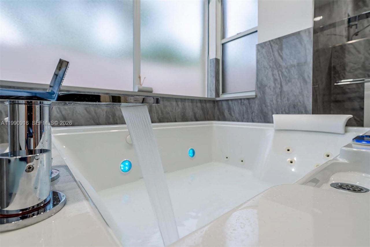 392 Coconut Cir , Weston, FL 33326 Photo