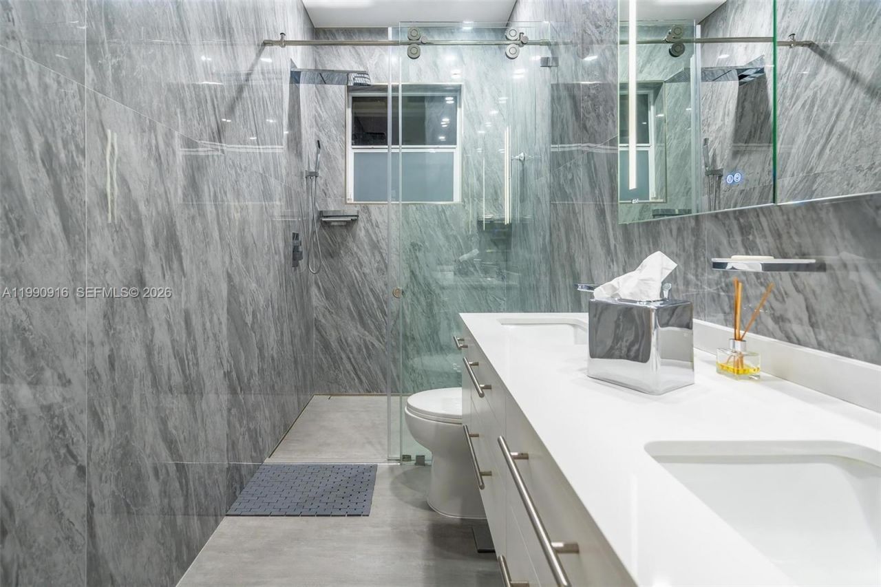 392 Coconut Cir , Weston, FL 33326 Photo