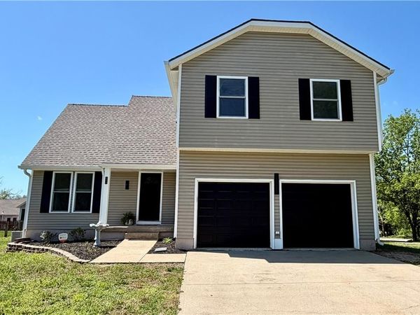 824 S Elk Lane, Bonner Springs, KS 66012