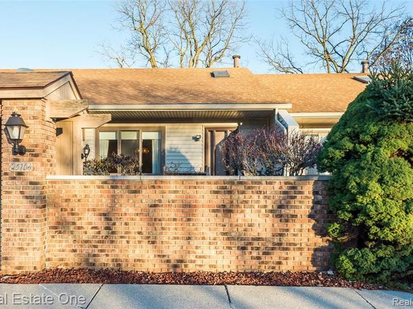 25104 25104 Hamilton Court, South Lyon, MI 48178