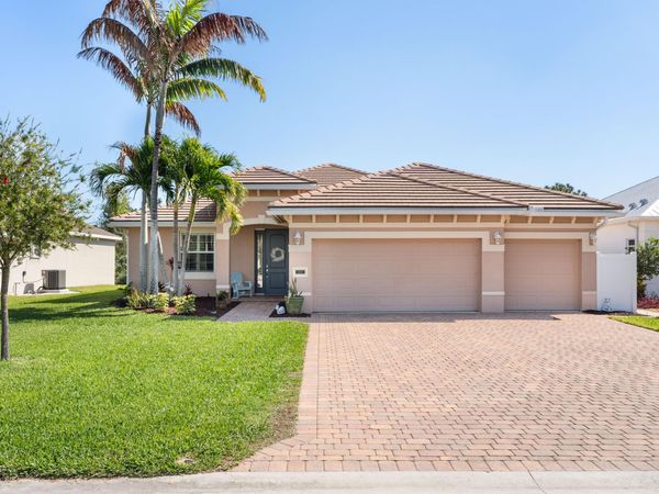445 NW Sunflower Place, Jensen Beach, FL 34957
