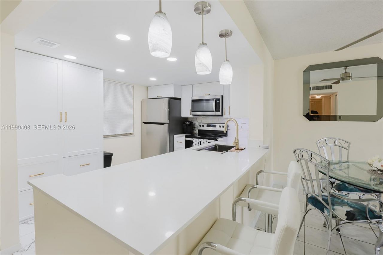 424 SE 10th St, Unit 204, Dania Beach, FL 33004 Photo