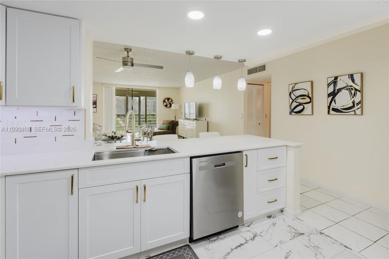 424 SE 10th St, Unit 204, Dania Beach, FL 33004 Photo