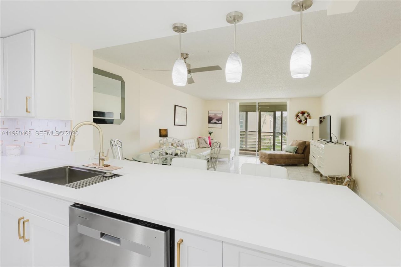 424 SE 10th St, Unit 204, Dania Beach, FL 33004 Photo