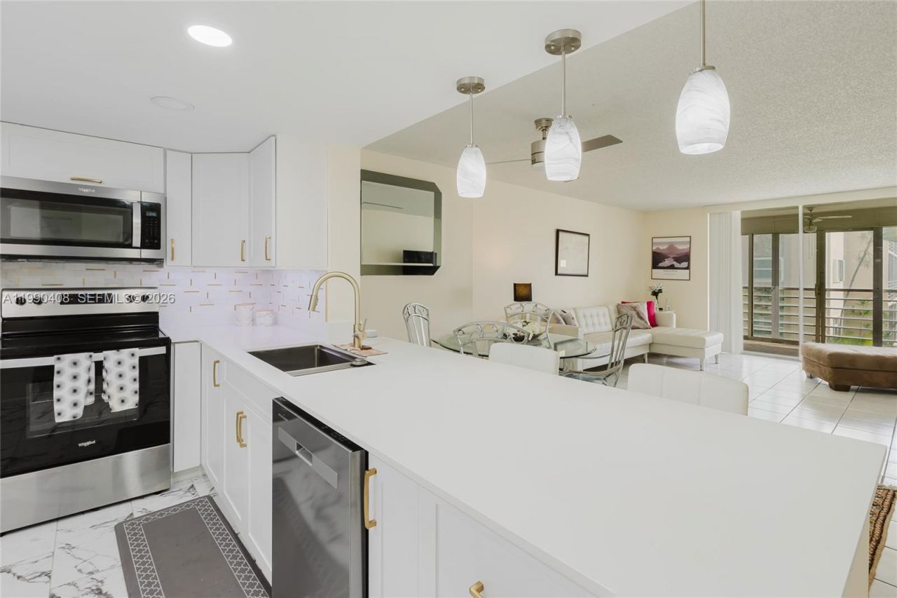 424 SE 10th St, Unit 204, Dania Beach, FL 33004 Photo